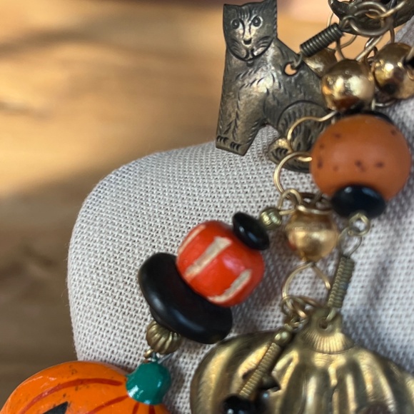 Vintage Halloween 34" necklace loaded with charms, pumpkins, moons cats skeleton - Picture 13 of 16